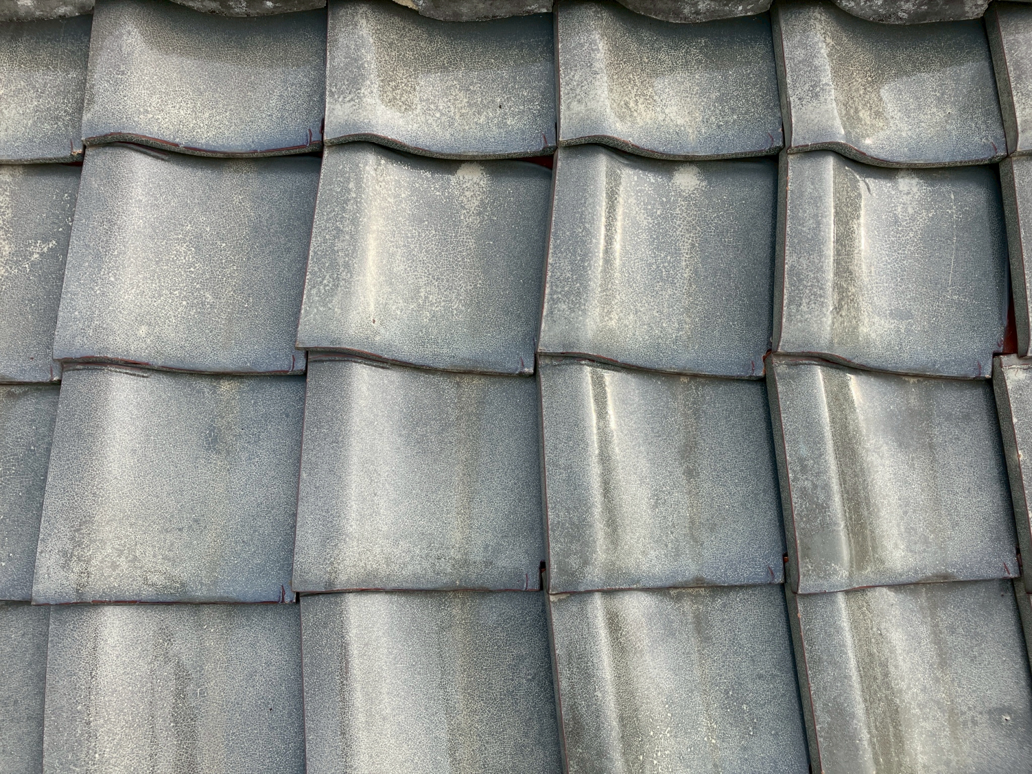 瓦が大きくゆがんでいる